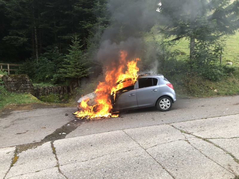 20190810_véhicule en feu à la Tour-de-Trême.jpg