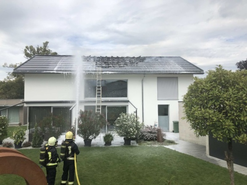 Brand eines Hausdachs in Ried bei Kerzers