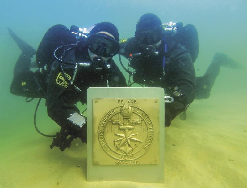 Pose de la plaque commémorative du groupe des plongeurs, 12 septembre 2019 / Anbringung der Gedenktafel der Tauchergruppe, 12. September 2019
