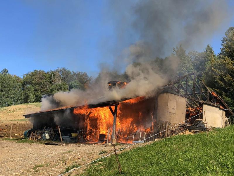 Un chalet détruit par les flammes à Semsales
