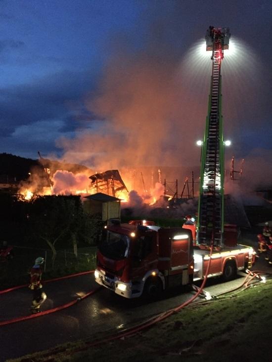 Une entreprise de construction détruite par les flammes à Siviriez