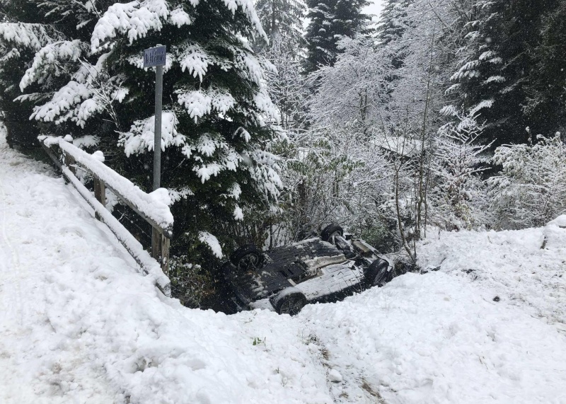 Embardée suite aux conditions météorologiques à Les Paccots / Schleuderunfall infolge meteorologischer Bedingungen in Les Paccots
