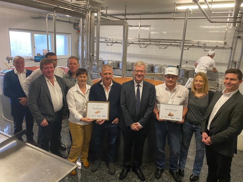 Bernard Oberson von der Käserei Billens, Preisträger für den Gruyère AOP, und Philippe Pasquier von der Käserei Neyruz, Preisträger für den Freiburger Vacherin AOP, neben Jean-Pierre Siggen, Präsident des Staatsrats