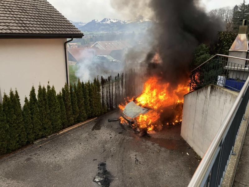 Voiture en feu à Gumefens