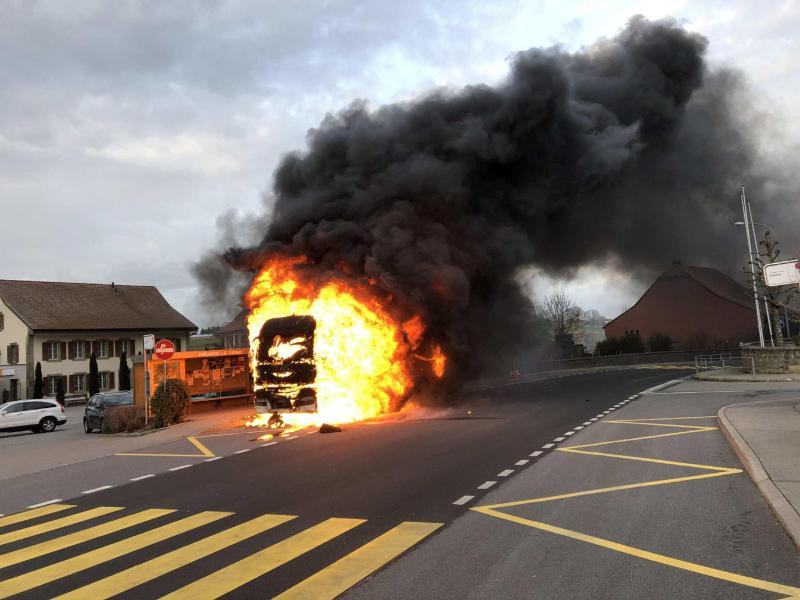 Poids lourd en feu à Farvagny / Brand eines Lastwagens in Farvagny