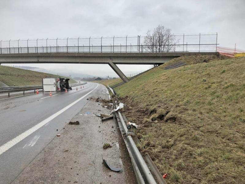 Embardée d’un véhicule de livraison sur l’A12 à Marsens