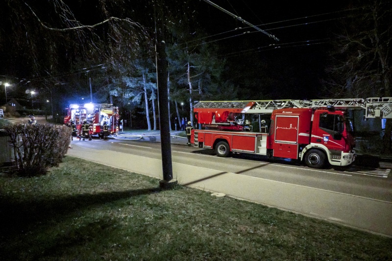 Incendie dans les sous-sols d’un centre commercial à Villars-sur-Glâne – deux suspects interpellés / Brand im Untergeschoss eines Einkaufszentrums in Villars-sur-Glâne – zwei Verdächtige angehalten
