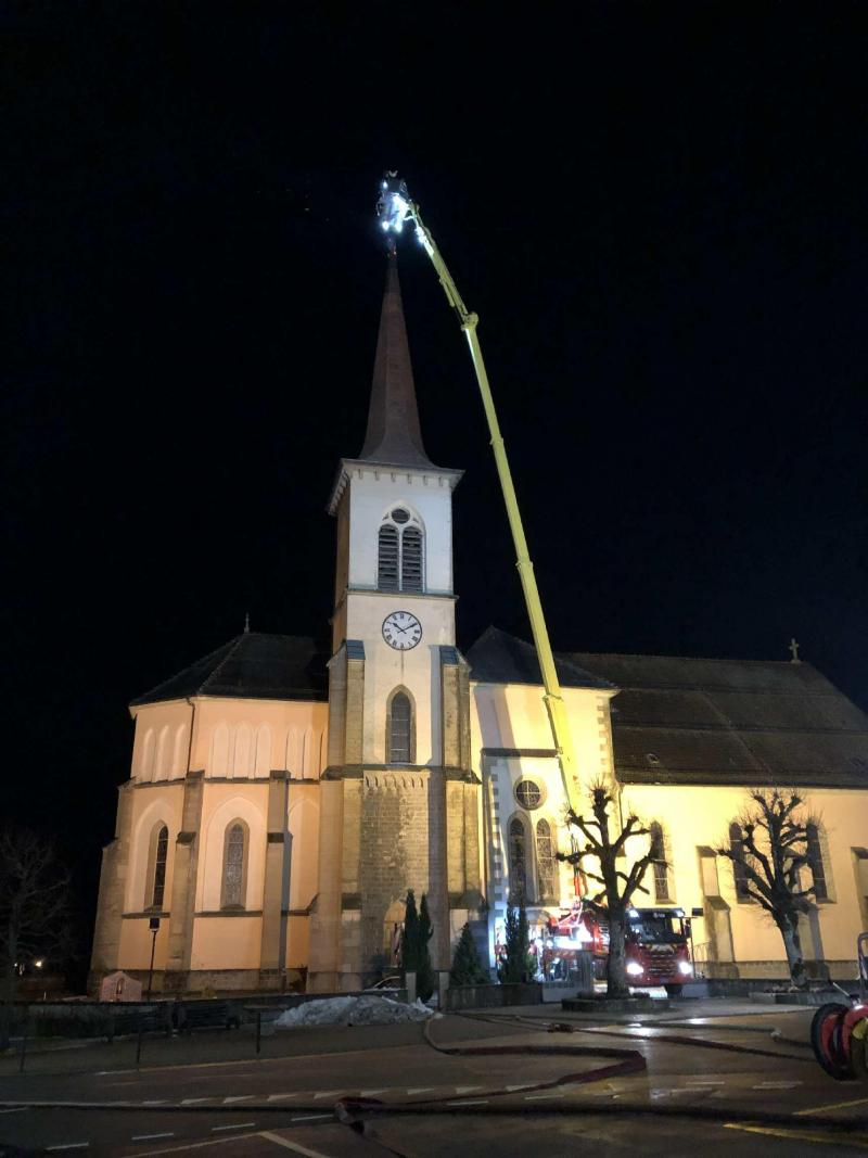 La foudre s’abat sur l’église de St-Martin / Der Blitz schlägt in die Kirche von St-Martin ein