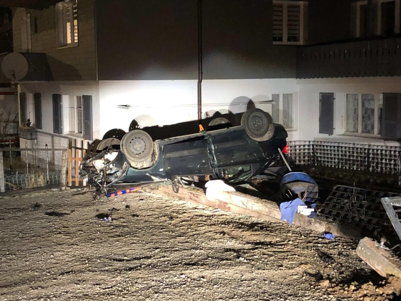 Perte de maîtrise à Zollhaus, deux personnes blessées / Verlieren der Herrschaft über ein Fahrzeug in Zollhaus, zwei Personen verletzt