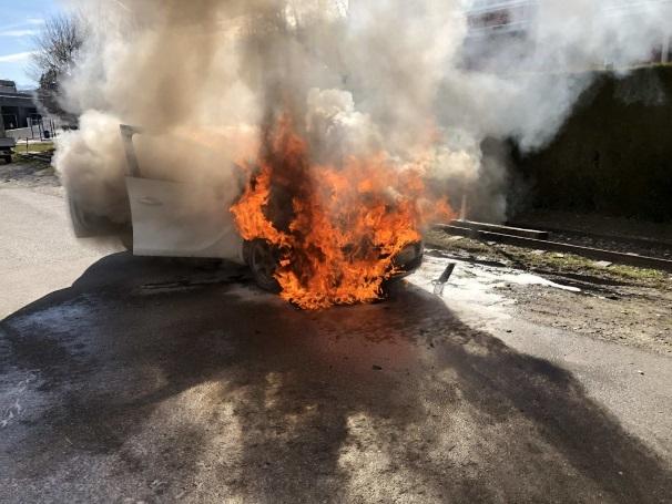Voiture en feu à Châtel-St-Denis / Fahrzeugbrand in Châtel-St-Denis