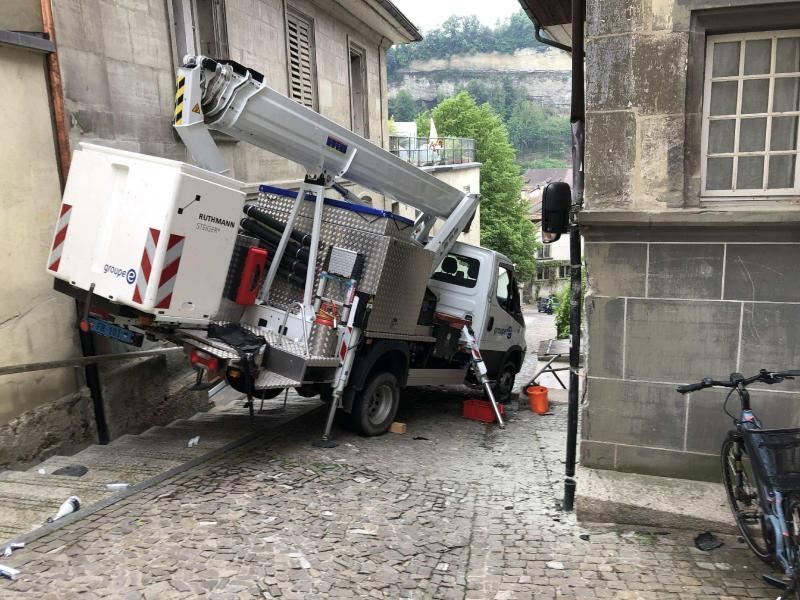 Un camion nacelle glisse sur ses béquilles au Stalden à Fribourg / Eine Arbeitsmaschine mit Gelenksteiger rutscht in Freiburg im Stalden von seinen Stützfüssen