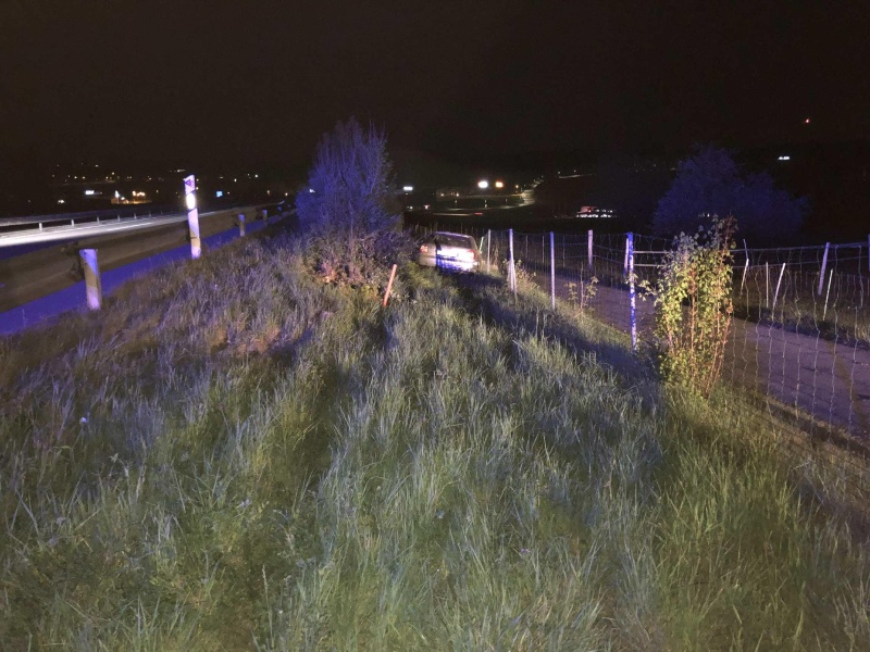 Un conducteur fait une embardée sur l’A12, à Rossens, et prend la fuite / Ein Autofahrer ergreift nach einem Unfall auf der A12 bei Rossens die Flucht