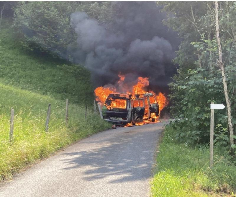 Bus-camping en feu à Zénauva / Campingbus in Vollbrand in Zénauva