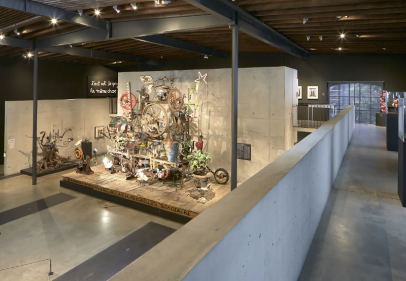 Une oeuvre exposée dans l'espace Jean Tinguely, Niki-de-Saint-Phalle