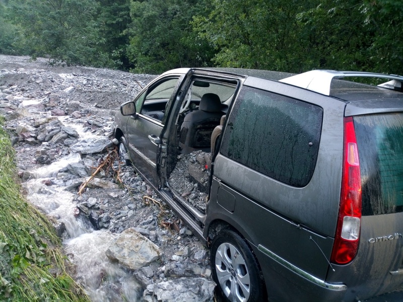 Intempéries à dans le canton, six personnes secourues suite à une lave torrentielle à Jaun / Schlechtes Wetter im Kanton, sechs Menschen aus einer Schlammlawine in Jaun gerettet