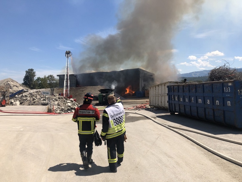 Une halle de recyclage de bois part en fumée à Hauterive / Eine Holzverwertungshalle in Hauterive geht in Rauch auf