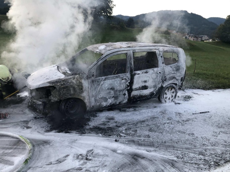 Suite à un problème technique, une voiture prend feu à Châtel-St-Denis / Nach einem technischen Problem fängt ein Auto Feuer in Châtel-St-Denis