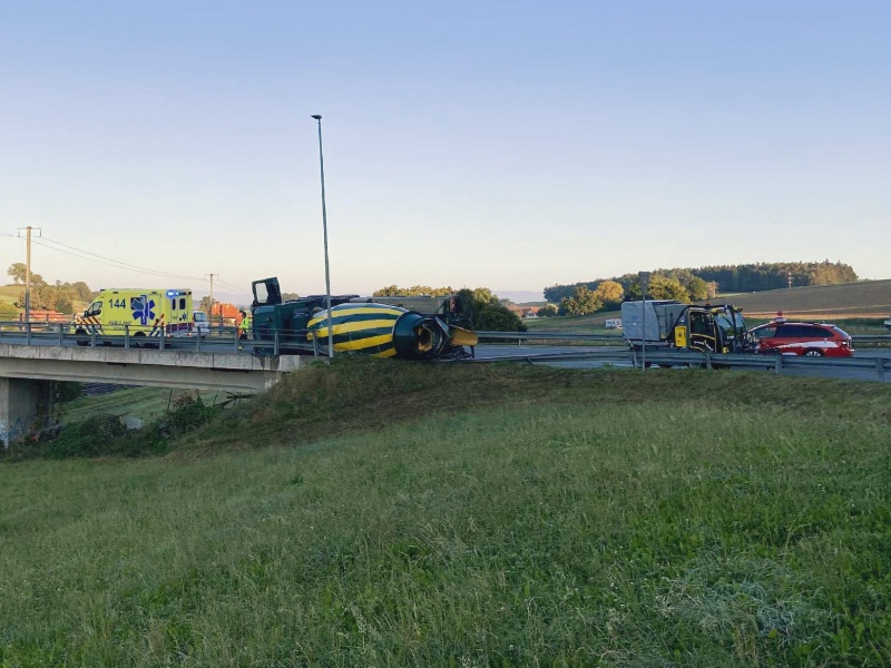 Un chauffeur poids-lourd perd la maitrise de son camion à Schmitten / Ein Lastwagenfahrer verliert in Schmitten die Herrschaft über sein Fahrzeug