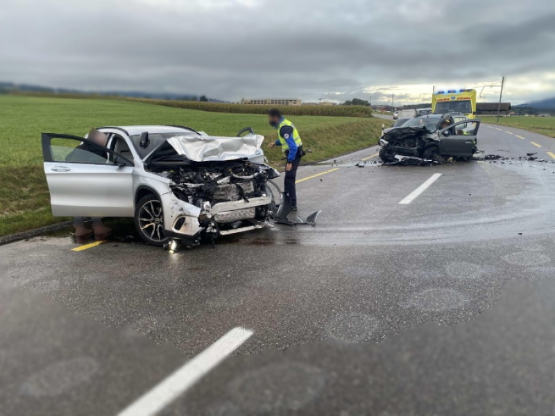 Deux blessés dans un accident frontal à la Tour-de-Trême / Zwei Verletzte bei einer Frontalkollision in La Tour-de-Trême