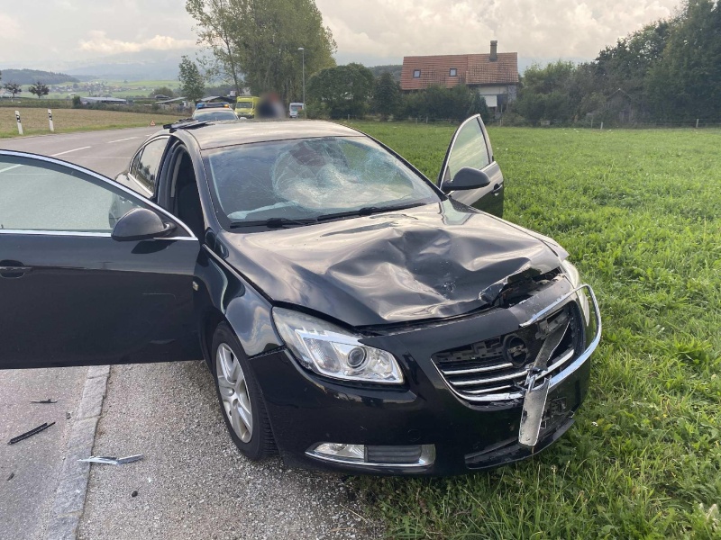 Un cyclomotoriste blessé héliporté à Ecuvillens / Ein verletzter Motorradfahrer wird in Ecuvillens per Helikopter weggebracht