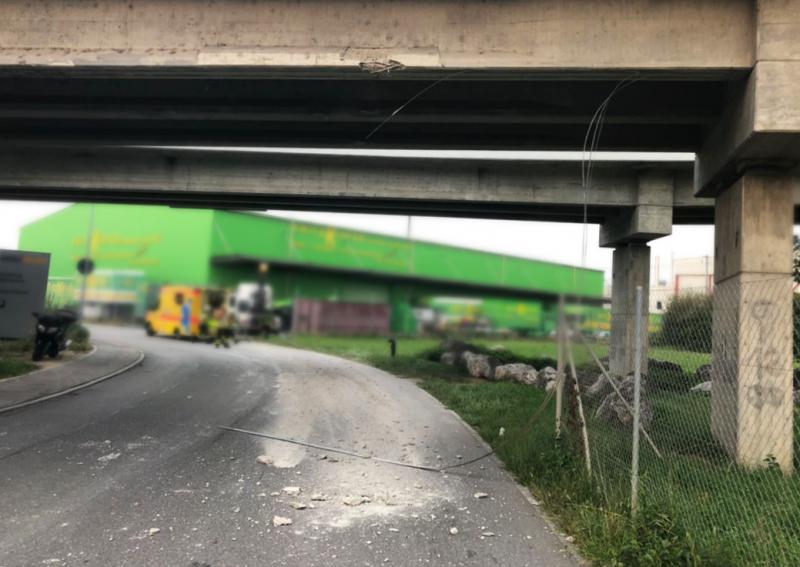 Un chauffeur poids lourd désincarcéré après avoir heurté un pont / Lastwagenfahrer nach Aufprall auf einer Brücke gerettet