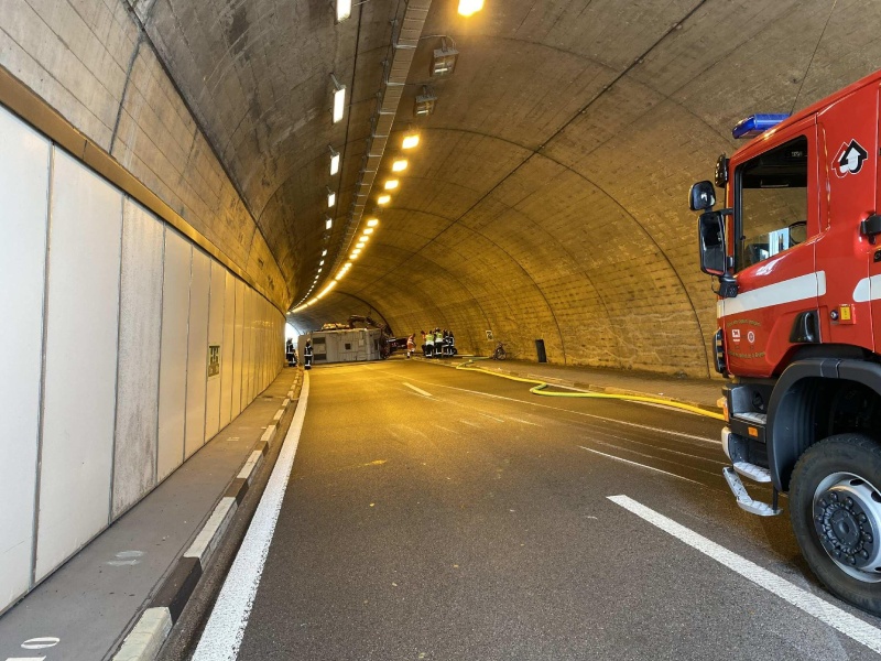 Accident de la circulation avec un camping-car sur l’A12 à Avry-devant-Pont / Wohnmobil verunfallt auf der A12 in Avry-devant-Pont