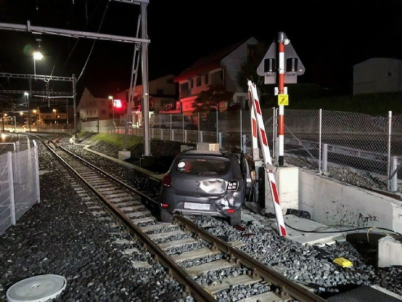 Au volant d’une voiture volée, il se soustrait au contrôle de police / Am Steuer eines gestohlenen Fahrzeugs entzieht er sich der Polizeikontrolle