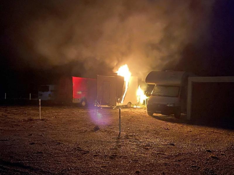 Une remorque de restauration mobile en feu à Wünnewil / Ein Foodtruck-Anhänger in Brand in Wünnewil