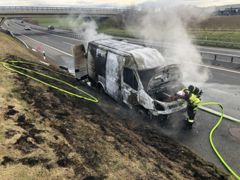 Un bus de livraison complètement détruit par le feu sur l’A12 / Lieferwagen auf der A12 komplett ausgebrannt