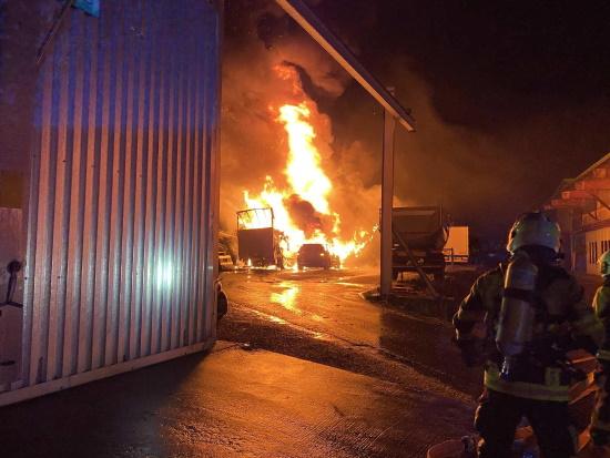 Granges (Veveyse) - plusieurs véhicules la proie des flammes / Granges (Veveyse) – mehrere Fahrzeuge fallen den Flammen zum Opfer