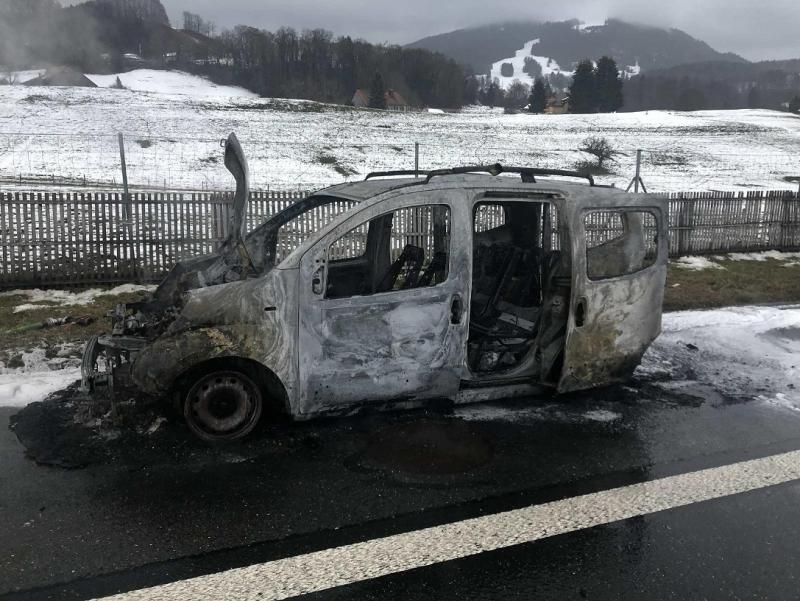 Une voiture en feu sur l’autoroute à Châtel-St-Denis/Ein Auto in Brand auf der Autobahn in Châtel-St-Denis