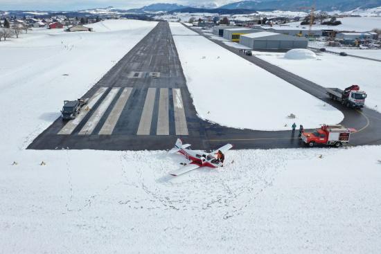 Un avion finit sa course dans la neige à Ecuvillens/Ein Flugzeug beendet seinen Flug im Schnee in Ecuvillens