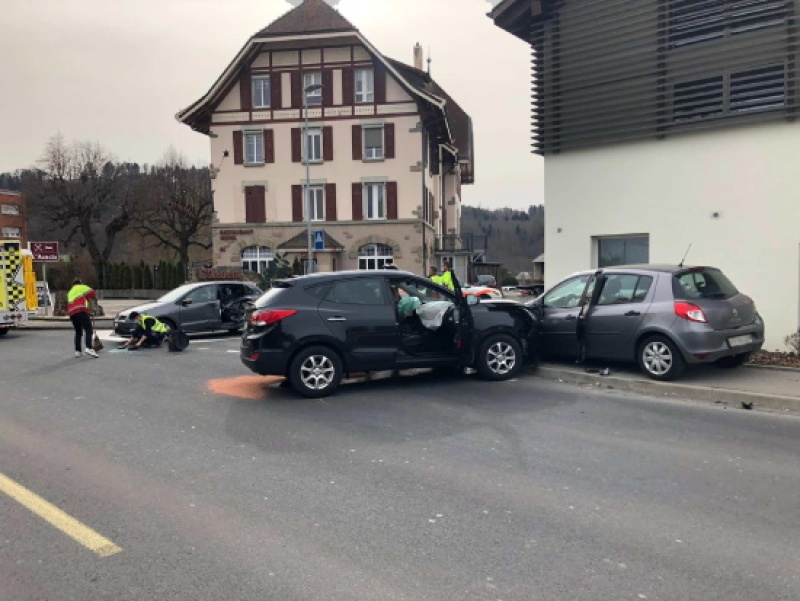 Accident de la circulation avec trois personnes blessées à Marly / Verkehrsunfall mit 3 verletzten Personen in Marly