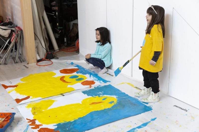 Classes peignant les affiches pour "Simplement Poussins"