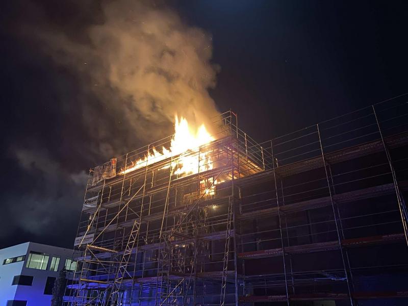 Incendie dans un immeuble en construction à Givisiez / Brand in einem im Bau befindlichen Gebäude in Givisiez