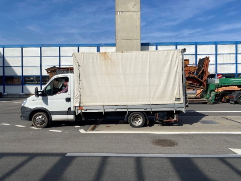 Grosse surcharge sur une voiture de livraison à Rossens/Überladener Lieferwagen in Rossens