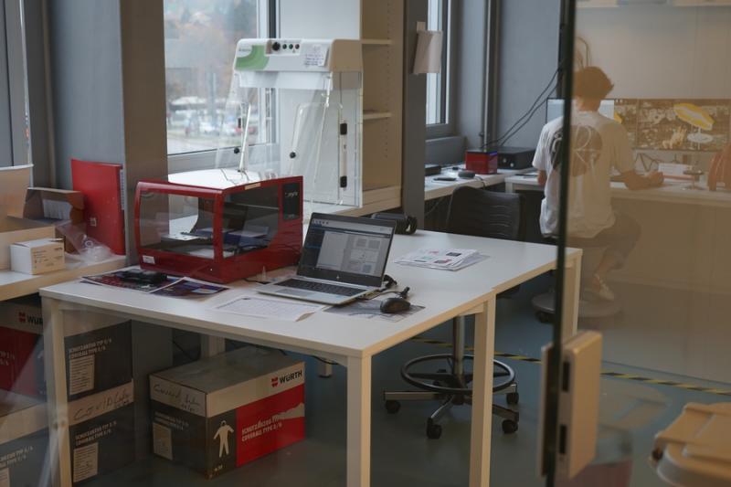 Le robot rouge, utilisé par le SAAV dans le cadre de la filière d’analyses virologiques des échantillons COVID, est une version "modeste" de celui qui vient d'être acquis par l'HFR.