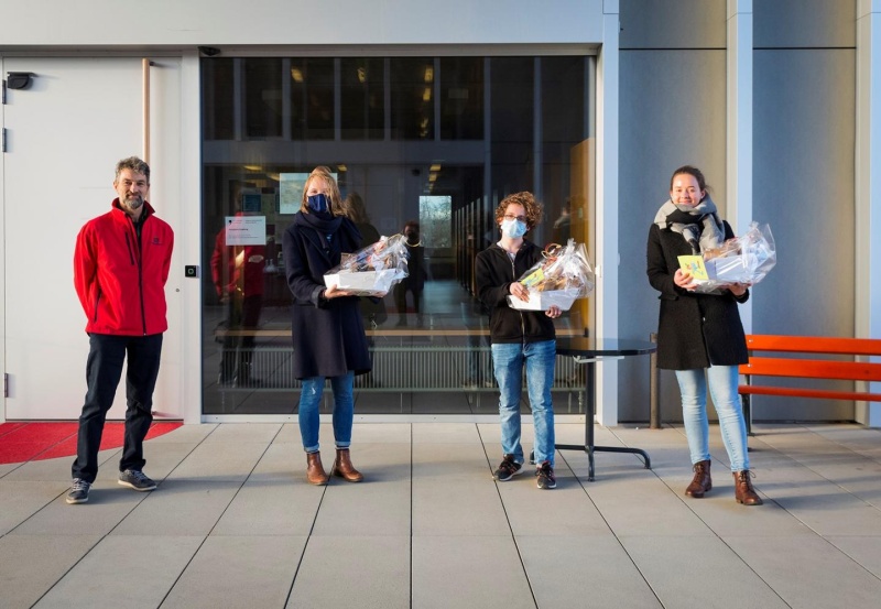 Vergabe der Preise des Klima-Schreibwettbewerbs. Von links nach rechts: Guido Flammer, Co-Präsident von Bio Freiburg, Sophie Bucher, Geoffroy Mollia und Nadja Kollbrunner