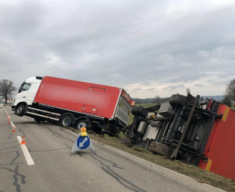 Verkehrunfall eines Lastzuges in Duedingen/Accident d'un train routier à Guin