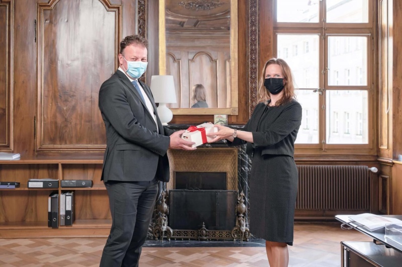Le Conseiller d'Etat fribourgeois Didier Castella avec la Conseillère d'Etat bernoise Evi Allemann