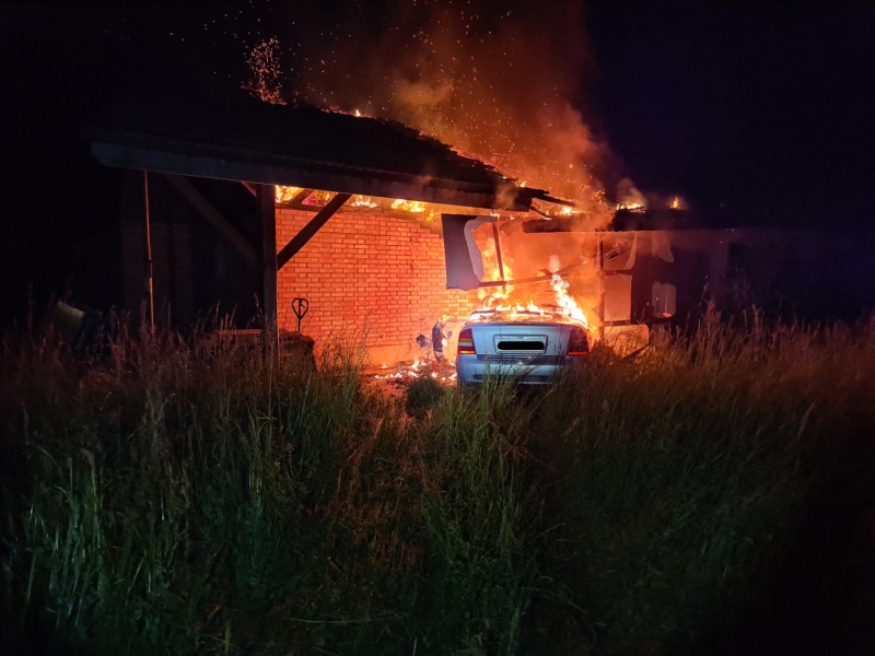 Un automobiliste en état d’ébriété termine sa route dans une grange - Le véhicule et une partie du rural de la ferme se sont embrasés / Betrunkener Fahrer landet in einer Scheune - Fahrzeug und ein Teil des Bauernhauses brennen ab