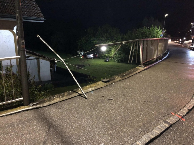 Un automobiliste percute une barrière et termine en contrebas d’un talus à Flamatt/Ein Autofahrer prallt in Flamatt gegen eine Abschrankung und beendet seine Fahrt unterhalb einer Böschung