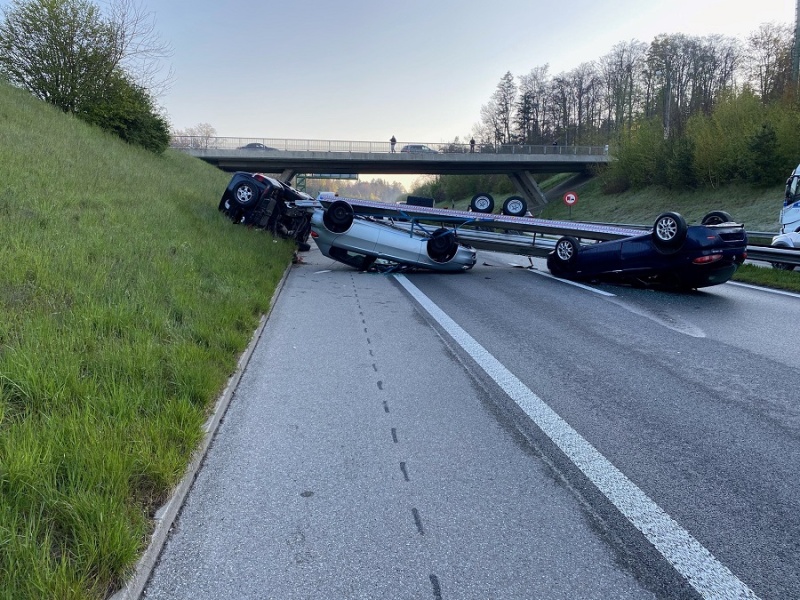 Un convoi se renverse et provoque la fermeture de l’A12 / Ein Anhängerzug überschlägt sich und verursacht die Sperrung der A12