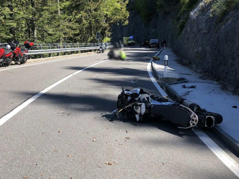 Trois motards blessés, dont un grièvement lors un accident sur la route du col à Jaun / Drei Motorradfahrer bei Unfall auf der Jaunpassstraße verletzt