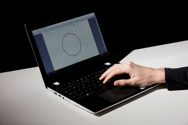 Calligramme sur ordinateur (Photo studio, Fribourg, 2020) 