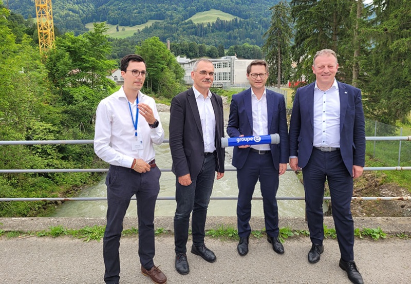 Von links nach rechts: Jérémy Urech, Groupe E; Jean-François Steiert, Präsident des Staatsrats; Pierre Oberson, Groupe E, Didier Castella, Staatsrat