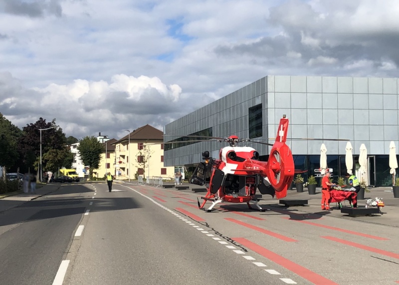 Un motocycliste blessé lors du dépassement d’une voiture à Romont / Motorradfahrer beim Überholen eines Autos in Romont verletzt