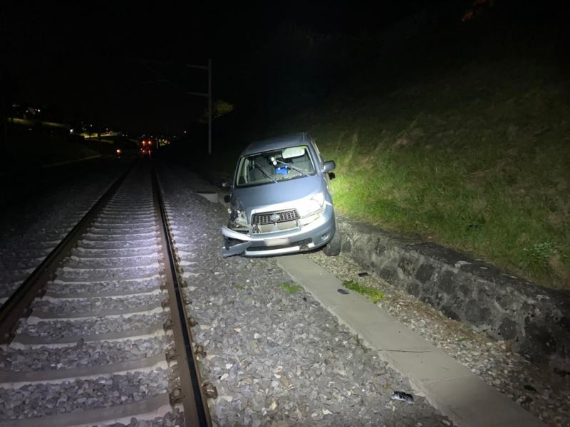 Une automobile finit sa course sur les voies ferrées à Romont – véhicule heurté par le train