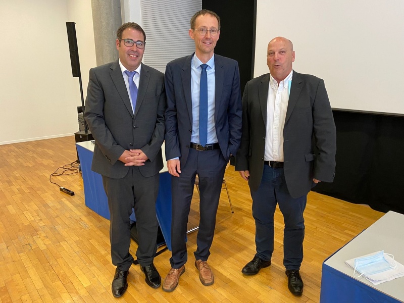 Von links nach rechts: Philippe Ettlin, neu ernannter Verwalter, Staatsrat Olivier Curty und Dominique Schmutz, aktueller Verwalter der Öffentlichen Arbeitslosenkasse