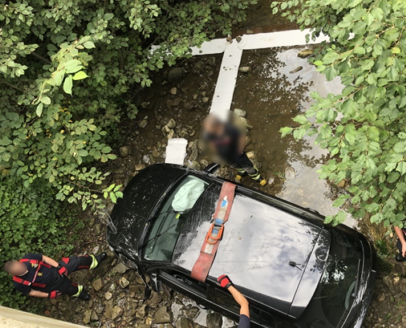 Il termine sa route dans le ruisseau de La Mortivue après s’être assoupi au volant / Er beendete seine Fahrt im Bach von La Mortivue, nachdem er am Steuer eingeschlafen war